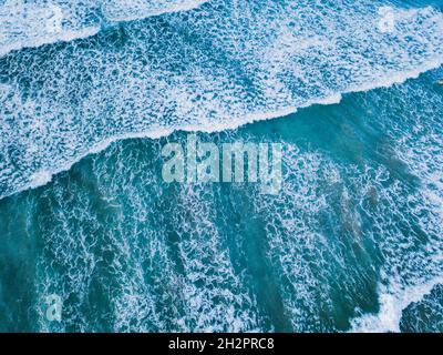 belle onde oceaniche dall'alto verso il basso vista dal drone, sfondo paesaggio aereo di texture acqua Foto Stock