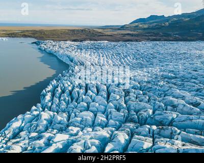 Ghiacciaio fondente in Islanda, bellissimo paesaggio aereo, vista dall'alto Foto Stock