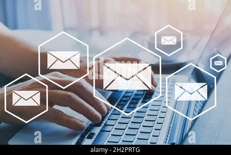 email marketing o newsletter concetto, invio di e-mail Foto Stock