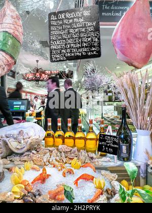 San Carlo Cicchetti Ristorante italiano in stile tapas affollato vetrine, tra cui langoustine, prosciutti, ostriche salame, ecc. Piccadilly London UK Foto Stock