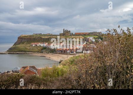 Whitby, North Yorkshire, Regno Unito – Ottobre 17 2021. Una vista sul porto di Whitby catturato dall'alto Foto Stock