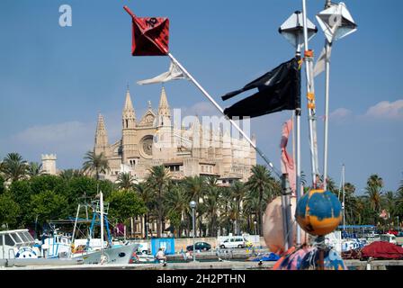 Europa, Spagna, Baleari, Maiorca, Palma di Maiorca, Blick über Fischerboote auf die Kathedrale la Seu, SA Seu Foto Stock