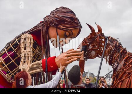 Londra, Regno Unito. 23 ottobre 2021. Little Amal e il cavallo di guerra marionetta visto in South Bank.Little Amal è un marionetta alto 3.5 metri che rappresenta un bambino rifugiato siriano, il cui viaggio è iniziato vicino al confine turco-siriano, viaggiando 8,000 km attraverso l'Europa verso il Regno Unito a sostegno dei rifugiati. Credit: SOPA Images Limited/Alamy Live News Foto Stock