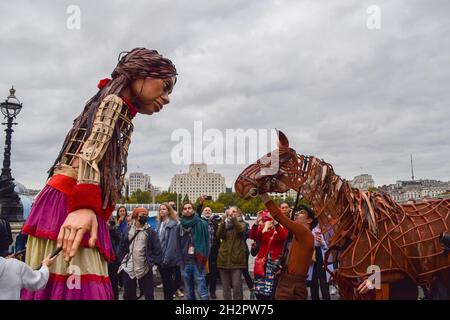 Londra, Regno Unito. 23 ottobre 2021. Little Amal e il cavallo di guerra marionetta visto in South Bank.Little Amal è un marionetta alto 3.5 metri che rappresenta un bambino rifugiato siriano, il cui viaggio è iniziato vicino al confine turco-siriano, viaggiando 8,000 km attraverso l'Europa verso il Regno Unito a sostegno dei rifugiati. Credit: SOPA Images Limited/Alamy Live News Foto Stock