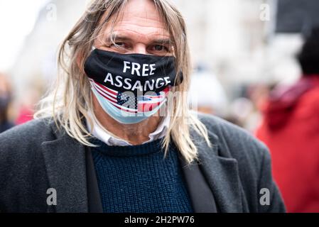 Londra, Regno Unito. 23 ottobre 2021. Un manifestante indossa una maschera Free Assange durante una marcia a sostegno di Julian Assange dalla BBC alla Royal Courts of Justice.Wikileak's fondatore Julian Assange's extradition audizioni sono destinati a continuare la prossima settimana. GLI STATI UNITI vogliono che il Regno Unito estradhi Assange per accuse, compreso lo spionaggio. L'audizione finale sull'appello è il 27 ottobre. Credit: SOPA Images Limited/Alamy Live News Foto Stock