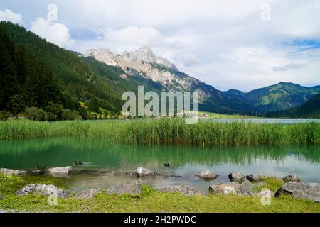 Bella Haldensee verde smeraldo nelle Alpi austriache (Tannheimer tal) Foto Stock