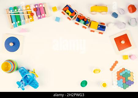 Giocattoli colorati educativi e musicali per bambini su sfondo bianco. Vista dall'alto, piatto Foto Stock