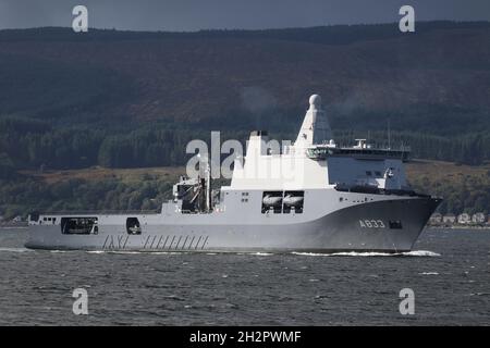 HNLMS Karel Doorman (A833), una nave di supporto congiunta di classe Karel Doorman di proprietà della Royal Netherlands Navy, e operò congiuntamente con la Marina tedesca, passando Gourock sul Firth di Clyde. La nave era sul Clyde mentre ha fatto una visita rapida dopo aver partecipato all'esercitazione militare Dynamic Mariner 2021 e Joint Warrior 21-2. Foto Stock