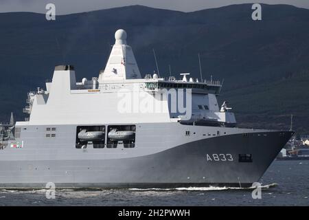 HNLMS Karel Doorman (A833), una nave di supporto congiunta di classe Karel Doorman di proprietà della Royal Netherlands Navy, e operò congiuntamente con la Marina tedesca, passando Gourock sul Firth di Clyde. La nave era sul Clyde mentre ha fatto una visita rapida dopo aver partecipato all'esercitazione militare Dynamic Mariner 2021 e Joint Warrior 21-2. Foto Stock