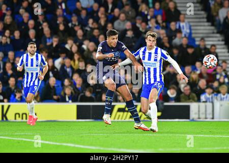 Brighton, Regno Unito. 23 ottobre 2021. Soly March di Brighton e Hove Albion tiene fuori Joao Cancelo di Manchester City durante la partita della Premier League tra Brighton & Hove Albion e Manchester City all'Amex il 23 ottobre 2021 a Brighton, Inghilterra. (Foto di Jeff Mood/phcimages.com) Credit: PHC Images/Alamy Live News Foto Stock