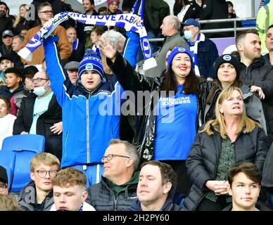 Brighton, Regno Unito. 23 ottobre 2021. I tifosi di Brighton si rallegrano del loro fianco durante la partita della Premier League tra Brighton & Hove Albion e Manchester City all'Amex il 23 ottobre 2021 a Brighton, Inghilterra. (Foto di Jeff Mood/phcimages.com) Credit: PHC Images/Alamy Live News Foto Stock