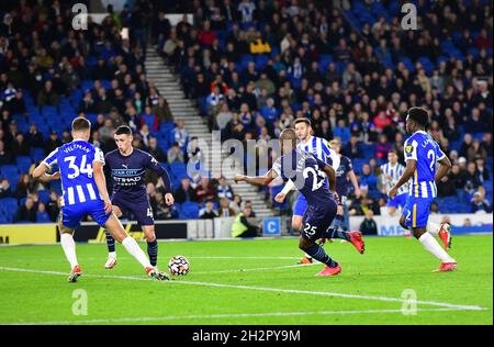 Brighton, Regno Unito. 23 ottobre 2021. Phil Foden di Manchester City si aspetta di passare Joel Veltman di Brighton e Hove Albion durante la partita della Premier League tra Brighton & Hove Albion e Manchester City all'Amex il 23 ottobre 2021 a Brighton, Inghilterra. (Foto di Jeff Mood/phcimages.com) Credit: PHC Images/Alamy Live News Foto Stock