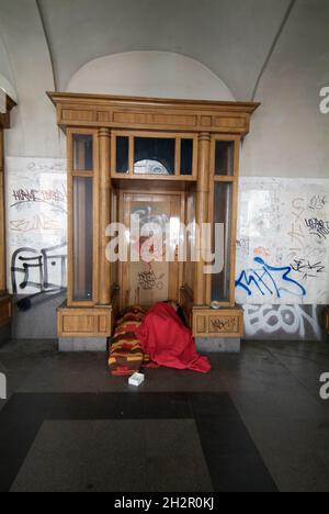 Ungarn, Budapest, Innenstadt, Obdachlose schlafen in einer Arkade, József attila utca | Ungheria, Budapest, centro città, senza casa che dorme in un Foto Stock