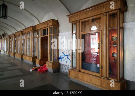 Ungarn, Budapest, Innenstadt, Obdachlose schlafen in einer Arkade, József attila utca | Ungheria, Budapest, centro città, senza casa che dorme in un Foto Stock