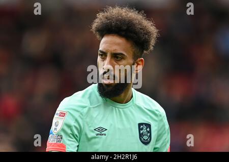 Sorba Thomas #16 di Huddersfield Town durante la partita in , il 10/23/2021. (Foto di Craig Thomas/News Images/Sipa USA) Foto Stock