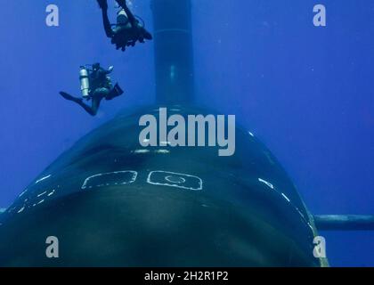 Honolulu, Stati Uniti. 18 giugno 2021. U.S. Navy Divers assegnato al Naval Special Warfare Command condurre operazioni con il sottomarino ad attacco rapido di classe Virginia USS North Carolina sotto l'Oceano Pacifico 18 giugno 2021 al largo della costa di Oahu, Hawaii. Credit: MC2 Alex Perlman/U.S. Navy/Alamy Live News Foto Stock