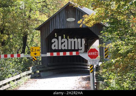 Bel colpo di ponte coperto Eustis, autunno, borgate orientali, Quebec, Canada. Foto Stock