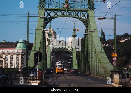 Ungarn, Budapest, Freiheitsbrücke, Szabadság híd, 1894-1899, Gebaut von János Feketeházy, HG Gellert Hotel und Bad, Straßenbahn | Ungheria, Budapest, t Foto Stock
