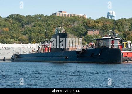 Groton, Stati Uniti. 15 Ottobre 2021. La nave storica della Marina degli Stati Uniti USS Nautilus, è spostata nel bacino asciutto alla base del sottomarino New London 15 ottobre 2021 a Groton, Connecticut. Nautilus, è stato il primo sottomarino nucleare e attuale centro del museo della forza sottomarina, e inizierà un progetto di conservazione di 36 milioni di dollari. Credito: John Narewski/U.S. Navy/Alamy Live News Foto Stock