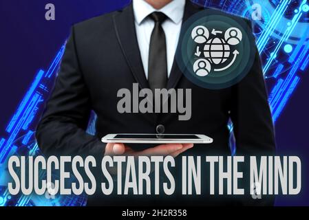 Didascalia concettuale il successo inizia nella mente. Parola scritta su Imposta la tua mente alla positività può andare un lungo senso uomo in Office Uniform Holding Tablet Foto Stock