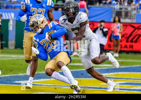 Pasadena, CA. 23 ottobre 2021. UCLA Bruins difensive back Devin Kirkwood #26 in azione durante il secondo trimestre della partita di calcio NCAA tra i Bruins UCLA e gli Oregon Ducks al Rose Bowl di Pasadena, California.Mandatory Photo Credit: Louis Lopez/Cal Sport Media/Alamy Live News Foto Stock