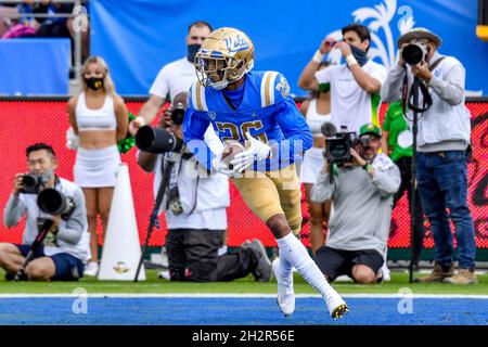 Pasadena, CA. 23 ottobre 2021. UCLA Bruins difensive back Devin Kirkwood #26 in azione durante il secondo trimestre della partita di calcio NCAA tra i Bruins UCLA e gli Oregon Ducks al Rose Bowl di Pasadena, California.Mandatory Photo Credit: Louis Lopez/Cal Sport Media/Alamy Live News Foto Stock