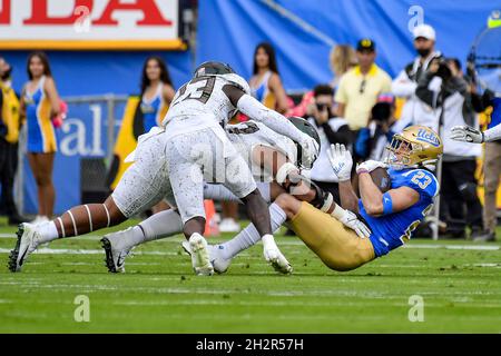 Pasadena, CA. 23 ottobre 2021. UCLA Bruins quartterback Dorian Thompson-Robinson #1 in azione durante il primo trimestre della partita di calcio NCAA tra i Bruins UCLA e gli Oregon Ducks al Rose Bowl di Pasadena, California.Mandatory Photo Credit: Louis Lopez/Cal Sport Media/Alamy Live News Foto Stock