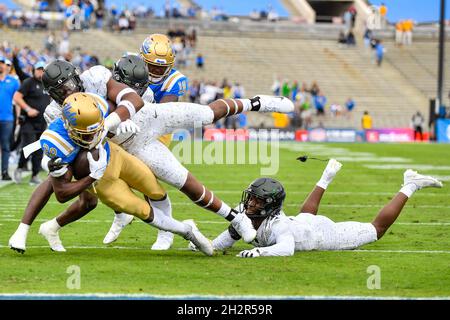 Pasadena, CA. 23 ottobre 2021. UCLA Bruins quartterback Dorian Thompson-Robinson #1 in azione durante il primo trimestre della partita di calcio NCAA tra i Bruins UCLA e gli Oregon Ducks al Rose Bowl di Pasadena, California.Mandatory Photo Credit: Louis Lopez/Cal Sport Media/Alamy Live News Foto Stock