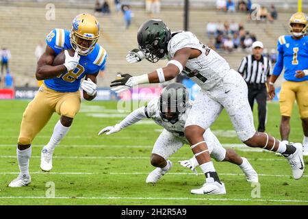 Pasadena, CA. 23 ottobre 2021. UCLA Bruins quartterback Dorian Thompson-Robinson #1 in azione durante il primo trimestre della partita di calcio NCAA tra i Bruins UCLA e gli Oregon Ducks al Rose Bowl di Pasadena, California.Mandatory Photo Credit: Louis Lopez/Cal Sport Media/Alamy Live News Foto Stock