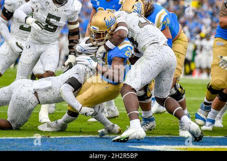 Pasadena, CA. 23 ottobre 2021. UCLA Bruins quartterback Dorian Thompson-Robinson #1 in azione durante il primo trimestre della partita di calcio NCAA tra i Bruins UCLA e gli Oregon Ducks al Rose Bowl di Pasadena, California.Mandatory Photo Credit: Louis Lopez/Cal Sport Media/Alamy Live News Foto Stock