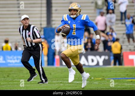 Pasadena, CA. 23 ottobre 2021. UCLA Bruins quartterback Dorian Thompson-Robinson #1 in azione durante il primo trimestre della partita di calcio NCAA tra i Bruins UCLA e gli Oregon Ducks al Rose Bowl di Pasadena, California.Mandatory Photo Credit: Louis Lopez/Cal Sport Media/Alamy Live News Foto Stock