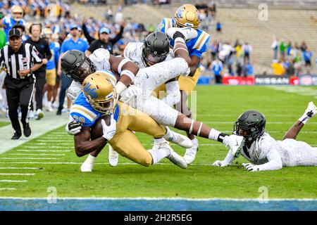 Pasadena, CA. 23 ottobre 2021. UCLA Bruins quartterback Dorian Thompson-Robinson #1 in azione durante il primo trimestre della partita di calcio NCAA tra i Bruins UCLA e gli Oregon Ducks al Rose Bowl di Pasadena, California.Mandatory Photo Credit: Louis Lopez/Cal Sport Media/Alamy Live News Foto Stock