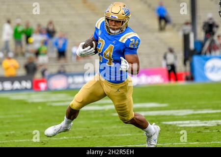 Pasadena, CA. 23 ottobre 2021. UCLA Bruins quartterback Dorian Thompson-Robinson #1 in azione durante il primo trimestre della partita di calcio NCAA tra i Bruins UCLA e gli Oregon Ducks al Rose Bowl di Pasadena, California.Mandatory Photo Credit: Louis Lopez/Cal Sport Media/Alamy Live News Foto Stock