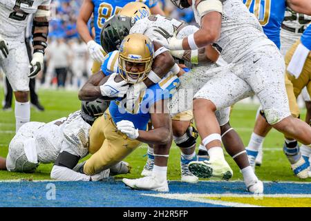 Pasadena, CA. 23 ottobre 2021. UCLA Bruins quartterback Dorian Thompson-Robinson #1 in azione durante il primo trimestre della partita di calcio NCAA tra i Bruins UCLA e gli Oregon Ducks al Rose Bowl di Pasadena, California.Mandatory Photo Credit: Louis Lopez/Cal Sport Media/Alamy Live News Foto Stock