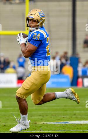 Pasadena, CA. 23 ottobre 2021. UCLA Bruins quartterback Dorian Thompson-Robinson #1 in azione durante il primo trimestre della partita di calcio NCAA tra i Bruins UCLA e gli Oregon Ducks al Rose Bowl di Pasadena, California.Mandatory Photo Credit: Louis Lopez/Cal Sport Media/Alamy Live News Foto Stock