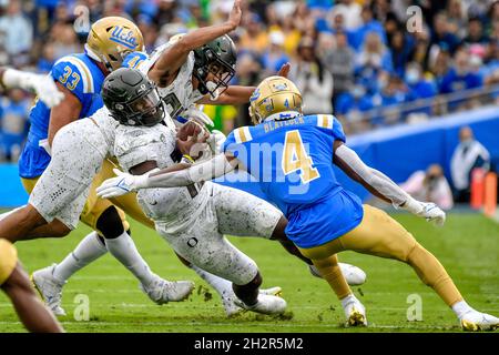 Pasadena, CA. 23 ottobre 2021. Oregon Ducks quarterback Anthony Brown #13 è in azione durante il primo trimestre della partita di calcio NCAA tra i Bruins UCLA e gli Oregon Ducks al Rose Bowl di Pasadena, California.Mandatory Photo Credit: Louis Lopez/Cal Sport Media/Alamy Live News Foto Stock