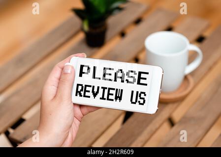 Cartello con la scritta che mostra la preghiamo di contattarci. Concetto che significa che la situazione o il sistema è un esame formale che mostra l'autorità delle chiamate vocali e video Foto Stock