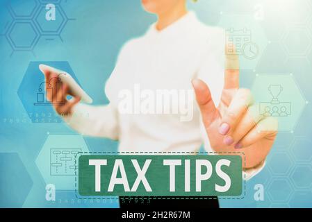 Scrittura mano segno Tax Tips. Parola per contributo obbligatorio alle entrate statali riscosse da Lady del governo in uniforme Sthold Phone Virtual Press Foto Stock