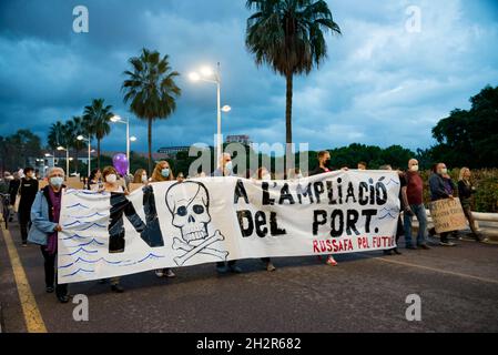 Valencia, Spagna. 22 ottobre 2021. I manifestanti hanno in mano una bandiera che dice "No Port Expansion", durante la dimostrazione.migliaia di persone protestano contro l'espansione del porto di Valencia a causa del suo impatto ambientale. I manifestanti ritengono che l'opera danneggerà il parco naturale di Albufera, una zona umida di acqua dolce vicino al porto, e le spiagge nel sud della città. (Foto di Xisco Navarro/SOPA Images/Sipa USA) Credit: Sipa USA/Alamy Live News Foto Stock