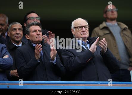 Londra, Regno Unito. 23 ottobre 2021. Lord Sebastian Coe (a sinistra), e Bruce Bruce Bruk (presidente del Chelsea) alla partita EPL Chelsea contro Norwich City, allo Stamford Bridge Stadium, Londra, Regno Unito il 23 ottobre 2021. Credit: Paul Marriott/Alamy Live News Foto Stock