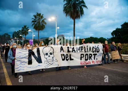 Valencia, Spagna. 22 ottobre 2021. I manifestanti hanno in mano una bandiera che dice "No Port Expansion", durante la dimostrazione.migliaia di persone protestano contro l'espansione del porto di Valencia a causa del suo impatto ambientale. I manifestanti ritengono che l'opera danneggerà il parco naturale di Albufera, una zona umida di acqua dolce vicino al porto, e le spiagge nel sud della città. Credit: SOPA Images Limited/Alamy Live News Foto Stock