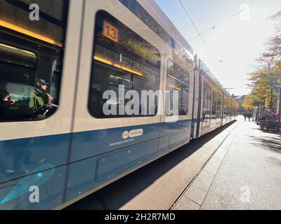 Tram che passa attraverso Bahnhofstrasse a Zurigo. E' la strada principale per lo shopping in citta'. I tram sono l'unico mezzo di trasporto su quella strada. Foto Stock