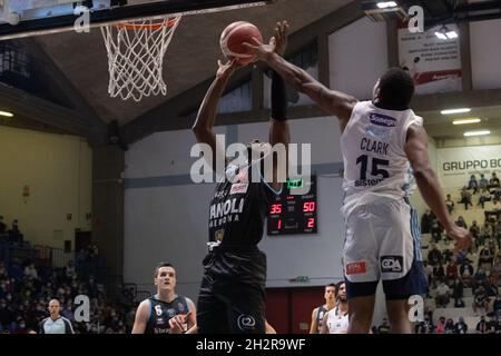 Cremona, Italia. 23 ottobre 2021. Cournhooh David (Vanoli Cremona) durante Vanoli Basket Cremona vs Happy Casa Brindisi, Campionato Italiano di Basket A Serie a Cremona, Italia, Ottobre 23 2021 Credit: Independent Photo Agency/Alamy Live News Foto Stock