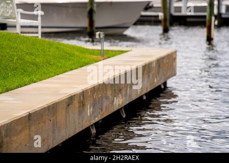 Nuovo muro di mare in cemento nel sud della florida Foto Stock