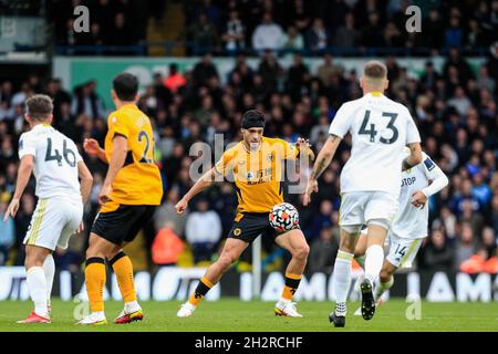 Leeds, Regno Unito. 23 ottobre 2021. Raul Jimenez #9 di Wolverhampton Wanderers controlla la palla a Leeds, Regno Unito il 10/23/2021. (Foto di James Heaton/News Images/Sipa USA) Credit: Sipa USA/Alamy Live News Foto Stock