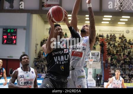 Cremona, Italia. 23 ottobre 2021. Miller Malcom (Vanoli Cremona) durante Vanoli Basket Cremona vs Happy Casa Brindisi, Campionato Italiano Basket A Serie a Cremona, Italia, Ottobre 23 2021 Credit: Independent Photo Agency/Alamy Live News Foto Stock