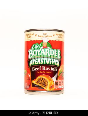 Una lattina di Chef Boyardee di manzo ripieno Ravioli in salsa di pasta isolato, senza conservanti e senza colori artificiali. Foto Stock