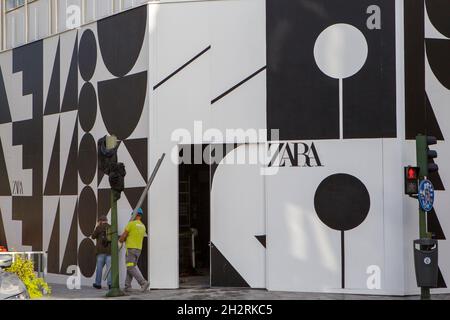 Coruna-Spain.Worker che lavora all'apertura di un nuovo negozio di moda Zara in via Compostela a Coruna il 21 ottobre 2021 Foto Stock