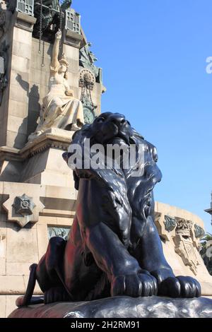 Statua del leone di bronzo nel monumento di Colombo a Barcellona, Spagna Foto Stock