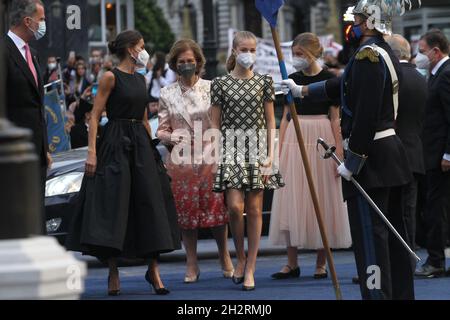 Spagna. 22 ottobre 2021. La famiglia reale spagnola è stata a Oviedo al Princess Awards e a Santa Maria del Puerto dove hanno visitato la città esemplare. Nella foto il re Felipe e il Quuen e la principessa nel teatro Campoamor (Foto di Mercedes Menendez/Pacific Press) credito: Pacific Press Media Production Corp./Alamy Live News Foto Stock